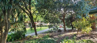 Beautiful lakeside unit, walk to train station, schools and Eastland