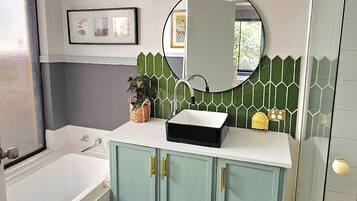 Assecador de cabells, tovalloles, sabó i paper higiènic