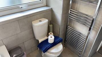 吹风机、毛巾、肥皂、洗发水