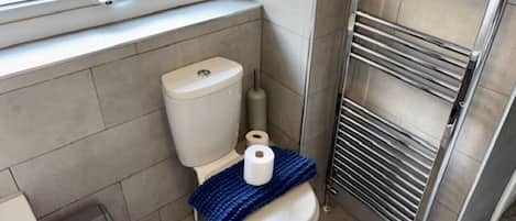 Hårføner, håndklær, såpe og sjampo