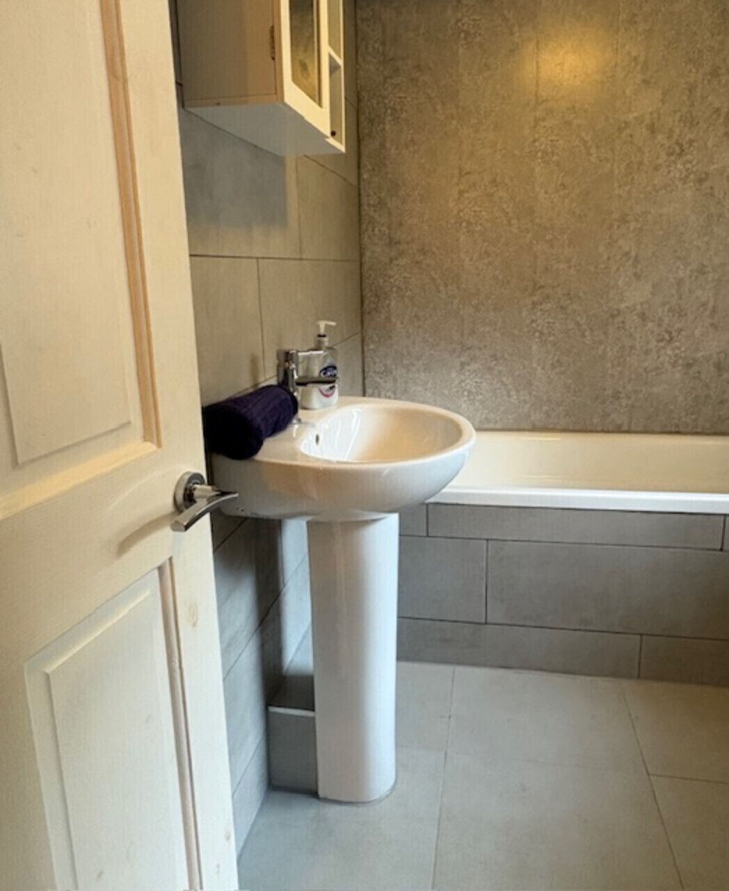 Sèche-cheveux, serviettes fournies, savon, shampoing