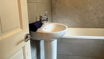 SĂšche-cheveux, serviettes fournies, savon, shampoing