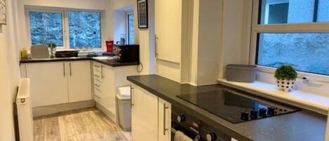 Frigorífic, microones, forn i placa de cuina