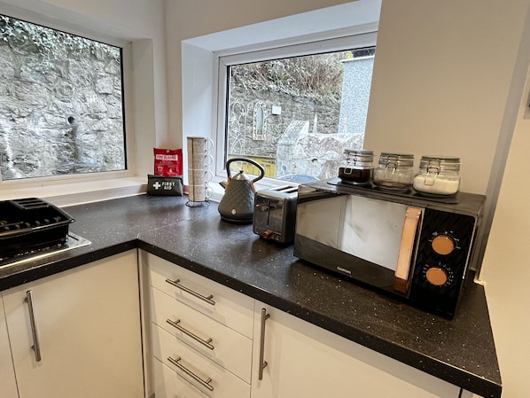 Een koelkast, een magnetron, een oven, een kookplaat