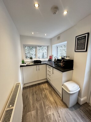 Een koelkast, een magnetron, een oven, een kookplaat