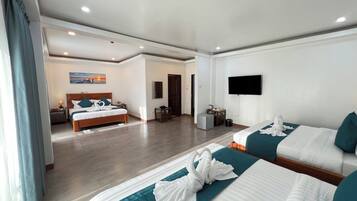 Family Suite | Desk, laptop workspace, free WiFi