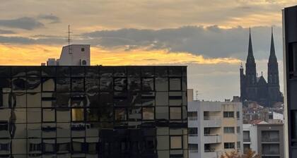 Vue panoramique sur Clermont-Fd avec lit King Size