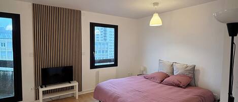 1 dormitori i roba de llit