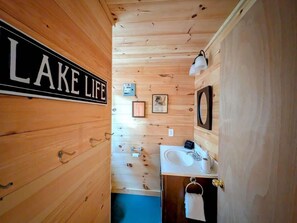 Douche, séchoir à cheveux, serviettes fournies