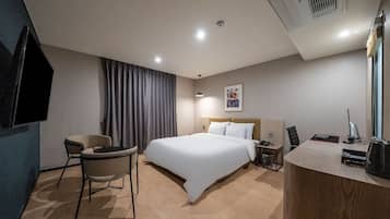 Quarto casal superior, vista para a cidade | 1 quarto, edredons de pluma, escrivaninha
