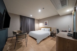 1 habitación, cubrecamas, escritorio y espacio para trabajar con laptop