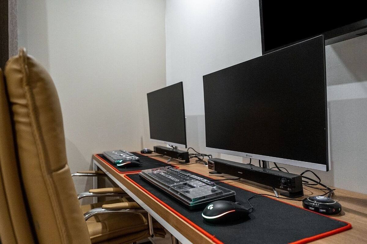 Un ordinateur équipé de deux écrans, d’un clavier, d’une souris et d’un tapis de souris.