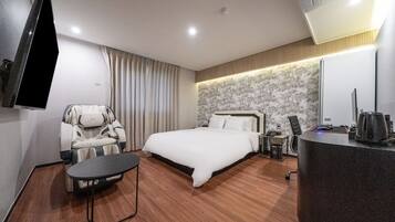 Down comforters, desk, laptop workspace, free WiFi