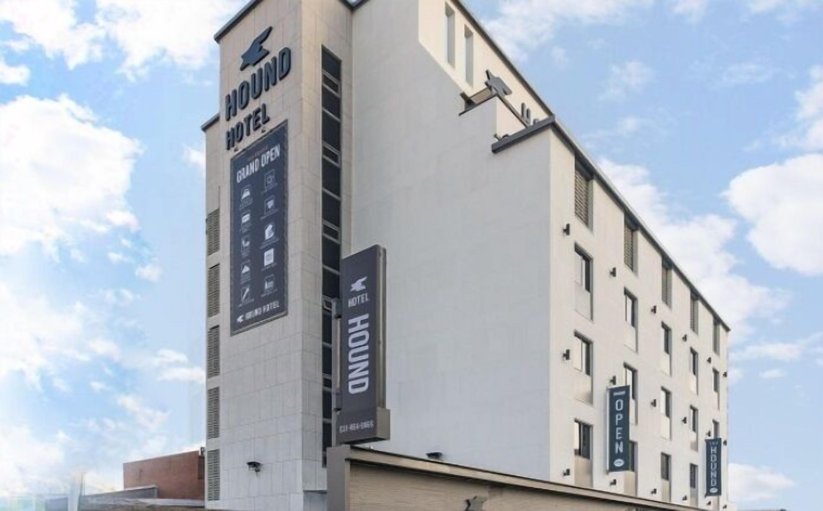 A building with the sign "HOUND HOTEL" indicating it is a hotel.