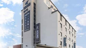 A building with the sign "HOUND HOTEL" indicating it is a hotel.