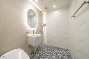 Dobbeltrom – standard, privat bad, utsikt mot bukt | Bad | Toalettartikler (inkludert), hårføner, håndklær og såpe