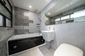 Kahden hengen deluxe-huone, oma kylpyhuone, valtamerinäköala | Kylpyhuone | Ilmaiset hygieniatuotteet, hiustenkuivaaja, pyyhkeet, saippua