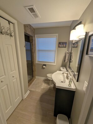 Shower, jetted bath, hair dryer, towels