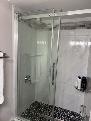 Shower, hair dryer, towels, soap - Ground floor guest suite in west Arlington near bike path- pet friendly (Arlington)