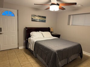 2 bedrooms, iron/ironing board, WiFi, bed sheets - Ground floor guest suite in west Arlington near bike path- pet friendly (Arlington)
