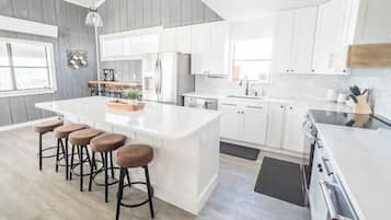 Kjøleskap, mikrobølgeovn, ovn og kokeplater