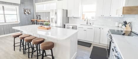 Frigorifero, microonde, forno, piano cottura