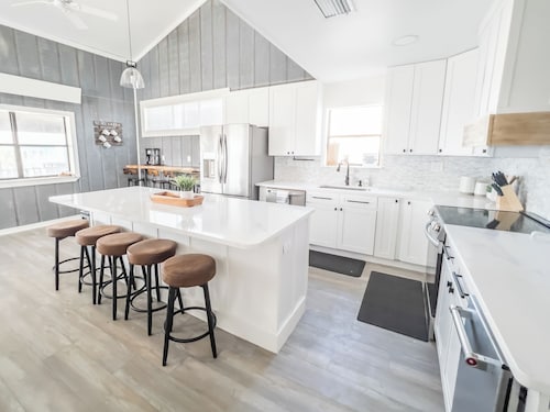 Family home~4 Bedroom~ WATER Front ~next 2 Beach & Bay~ Pet Friendly 