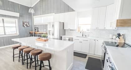 Family home~4 Bedroom~ WATER Front ~next 2 Beach & Bay~ Pet Friendly