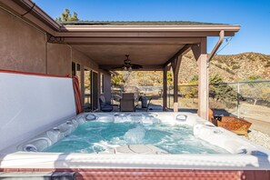 Terrace/patio - Charming 3-bedroom house with WiFi, AC in lovely Lake Hughes (Lake Hughes)