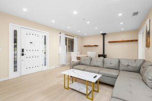 Smart TV, fireplace - Charming 3-bedroom house with WiFi, AC in lovely Lake Hughes (Lake Hughes)