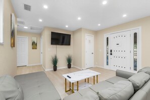 Smart TV, fireplace - Charming 3-bedroom house with WiFi, AC in lovely Lake Hughes (Lake Hughes)