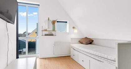 Holiday Home, 750m From Beach