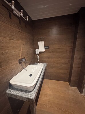 Phòng 2 giường đơn Deluxe | Phòng tắm | Buồng tắm vòi sen, máy sấy tóc, dép đi trong nhà, khăn tắm 