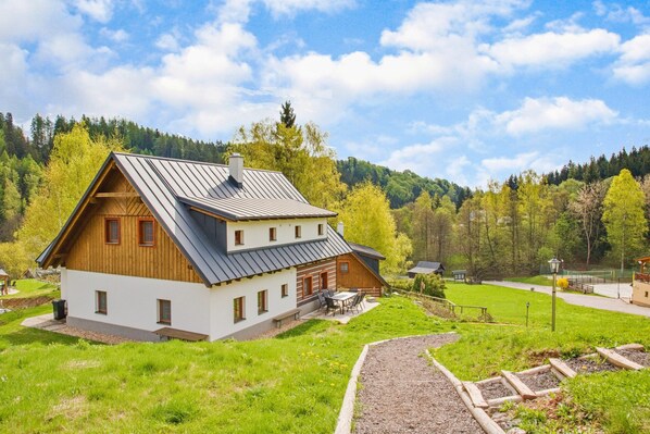 Villa | Exterior - Holiday Home in Zacler by Family Ski Park (Žacléř)
