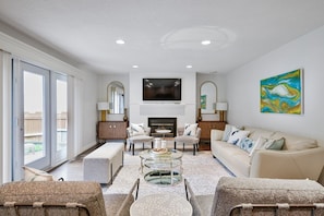 Smart-tv, een open haard, tafelvoetbal en boeken