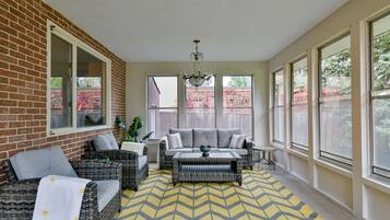 Smart-TV, Kamin, Tischfußball, Bücher