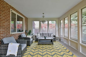 Smart-tv, een open haard, tafelvoetbal en boeken