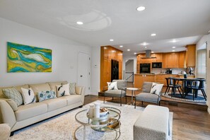 Smart TV, lareira, pebolim, livros