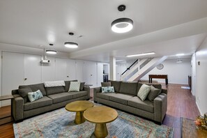 Smart TV, lareira, pebolim, livros