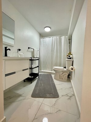 Shower, towels, soap, shampoo - Unique & New Open Space Concept in the heart of Viques near the ferry. (Vieques)