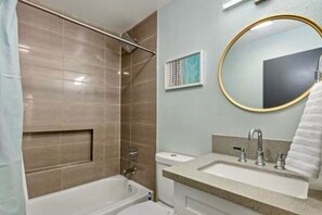 Hair dryer, towels, soap, toilet paper - 3BR+2BA apartment in Central San Diego - wifi- newly remodeled - free parking (San Diego)