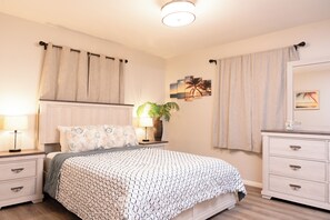 3 bedrooms, iron/ironing board, WiFi, bed sheets - 3BR+2BA apartment in Central San Diego - wifi- newly remodeled - free parking (San Diego)