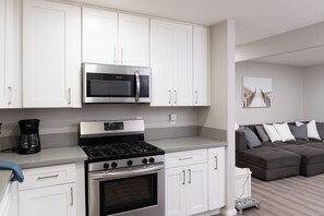 Microwave, oven, stovetop, dishwasher - 3BR+2BA apartment in Central San Diego - wifi- newly remodeled - free parking (San Diego)