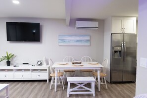 Dining - 3BR+2BA apartment in Central San Diego - wifi- newly remodeled - free parking (San Diego)