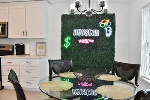 Dining - Modern 4-bedroom 2.5 Bath Home Minutes from Downtown Houston, Wifi, 2Car Garage (Houston)