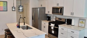 Modern 4-bedroom 2.5 Bath Home Minutes from Downtown Houston, Wifi, 2Car Garage