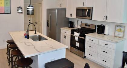 Modern 4-bedroom 2.5 Bath Home Minutes from Downtown Houston, Wifi, 2Car Garage