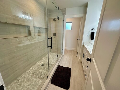 Modern 4-bedroom 2.5 Bath Home Minutes from Downtown Houston, Wifi, 2Car Garage