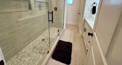 Modern 4-bedroom 2.5 Bath Home Minutes from Downtown Houston, Wifi, 2Car Garage