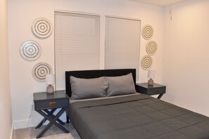 4 bedrooms, desk, WiFi, bed sheets - Modern 4-bedroom 2.5 Bath Home Minutes from Downtown Houston, Wifi, 2Car Garage (Houston)